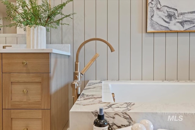 room details with vanity