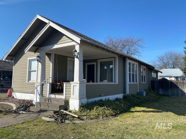 view of front of house featuring a front lawn