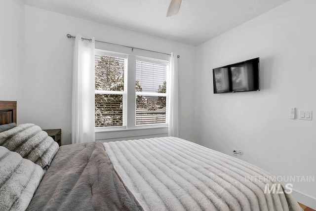 bedroom featuring ceiling fan