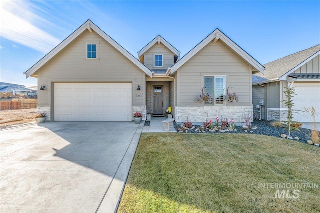 view of front of home featuring a front lawn and a garage