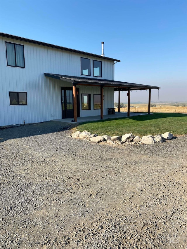 view of front of property featuring a front lawn