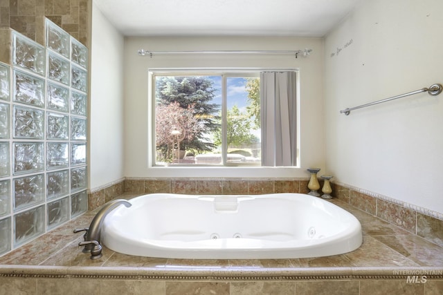 70 Pelican Dr, Rupert, ID 83350 - full bathroom featuring a whirlpool tub