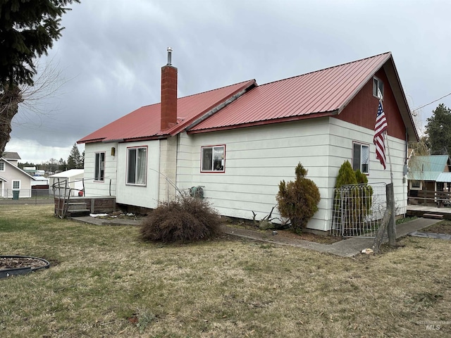 back of house featuring a lawn