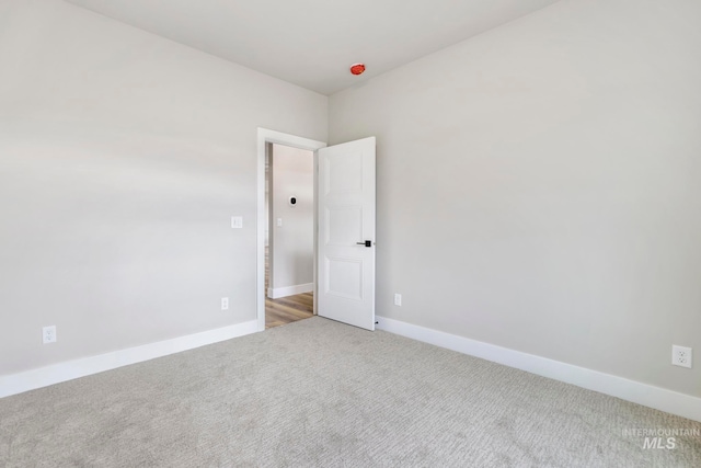 unfurnished room featuring carpet