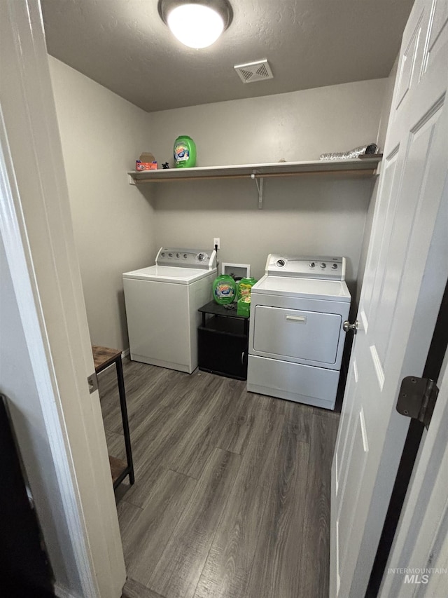 4618 Braeburn, Caldwell, ID 83607 - clothes washing area featuring laundry area, washing machine and dryer, dark wood-style floors, and visible vents