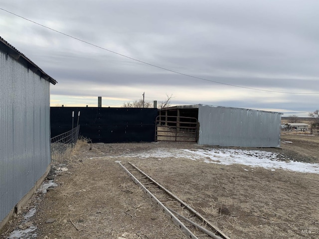 view of yard with an outbuilding