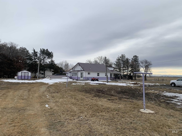 view of yard featuring a storage unit