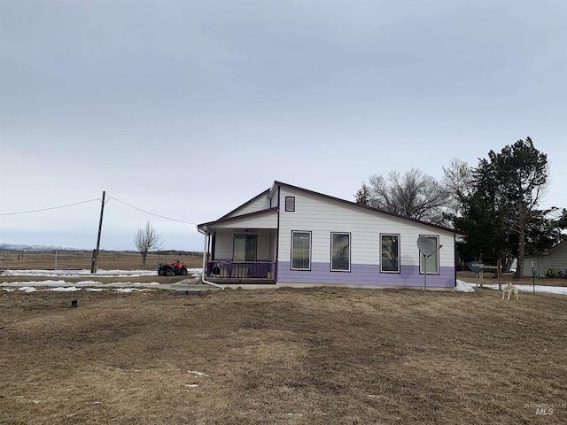 view of front facade with a front lawn and covered porch