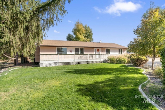 ranch-style home featuring a front lawn