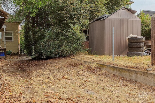 408 6th Ave, Lewiston, ID 83501 - view of yard featuring a shed