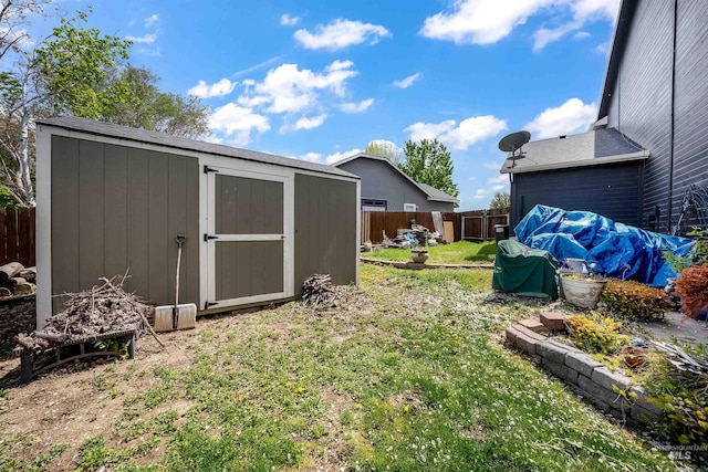 view of yard featuring a storage shed