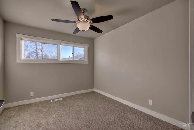 carpeted empty room featuring ceiling fan