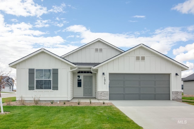 view of front of home featuring a garage and a front lawn