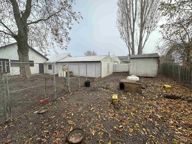 view of yard featuring a storage shed