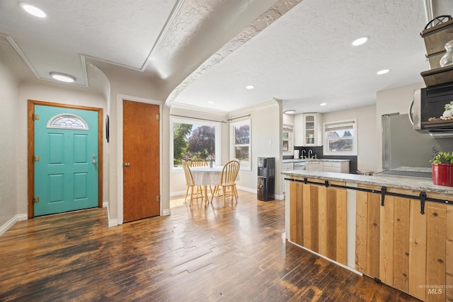209 N Canyon St, Nampa, ID 83651 - entrance foyer with dark wood-style flooring, healthy amount of natural light, baseboards, a textured ceiling, and recessed lighting