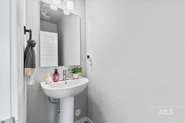 1499 W Blue Downs St, Meridian, ID 83642 - bathroom with a textured wall