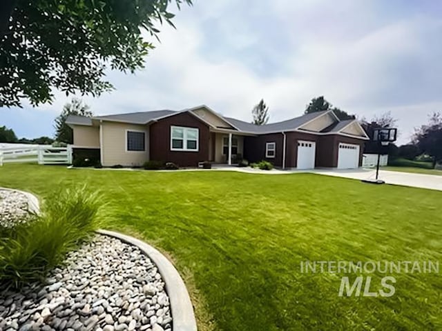 554 Valley Circle Rd, Hagerman, ID 83332 - ranch-style house featuring a garage and driveway