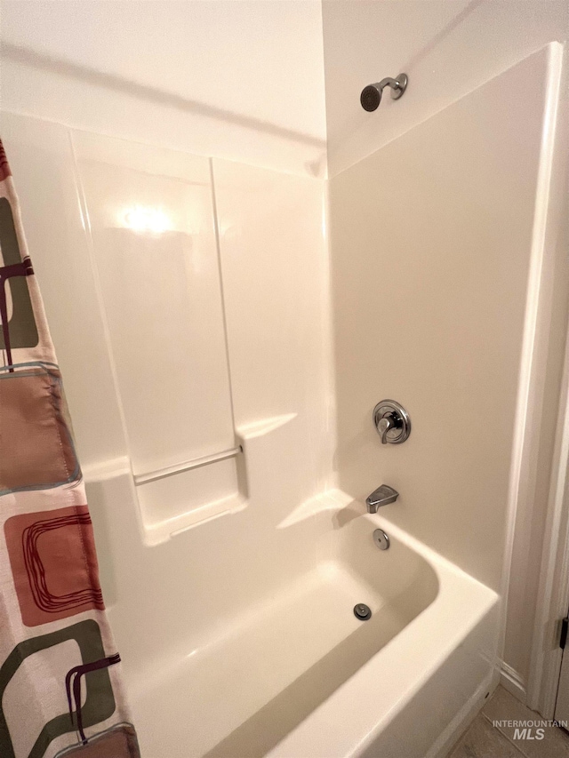 554 Valley Circle Rd, Hagerman, ID 83332 - full bathroom featuring shower / tub combo with curtain