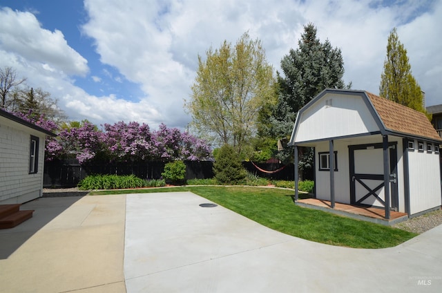 exterior space with an outdoor structure, a shed, and a fenced backyard