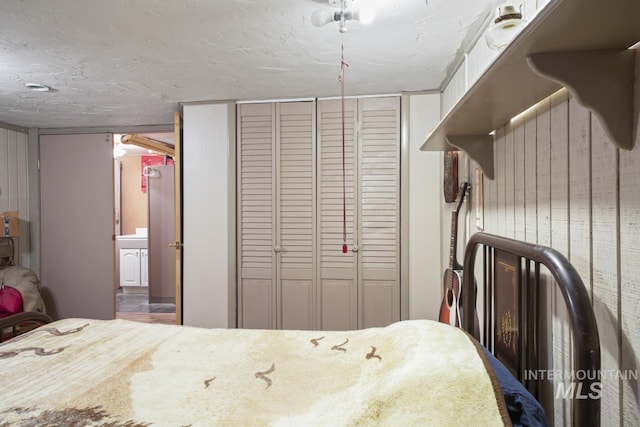 bedroom featuring a textured ceiling and a closet