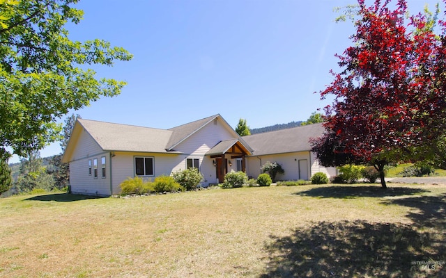 19801 Pinehaven Ln, Lenore, ID 83541 - ranch-style home with a front yard