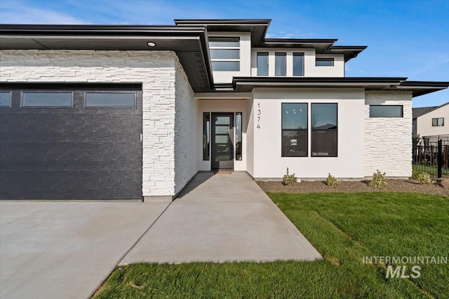 view of front of house featuring a front yard