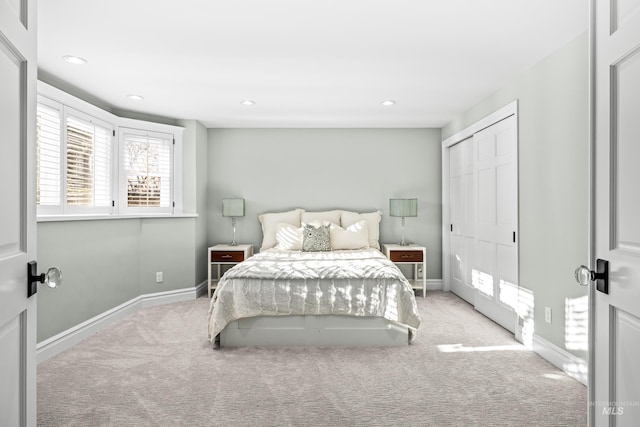 carpeted bedroom featuring recessed lighting and baseboards