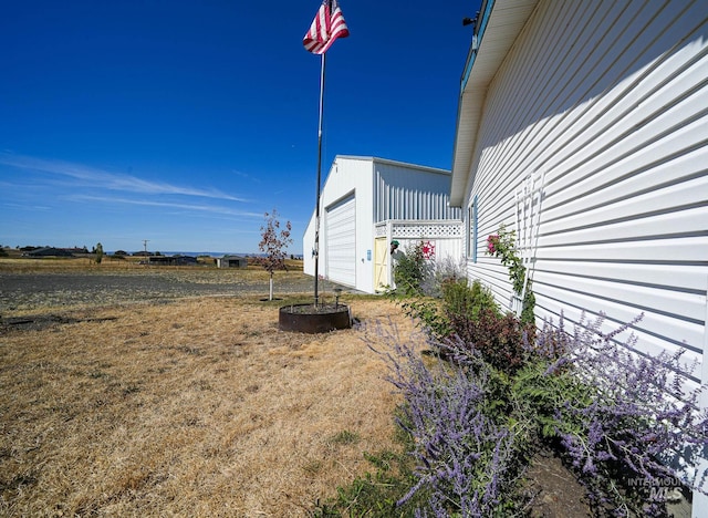 view of yard with an outbuilding