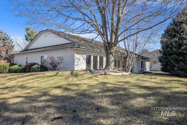 view of front of property with a front lawn