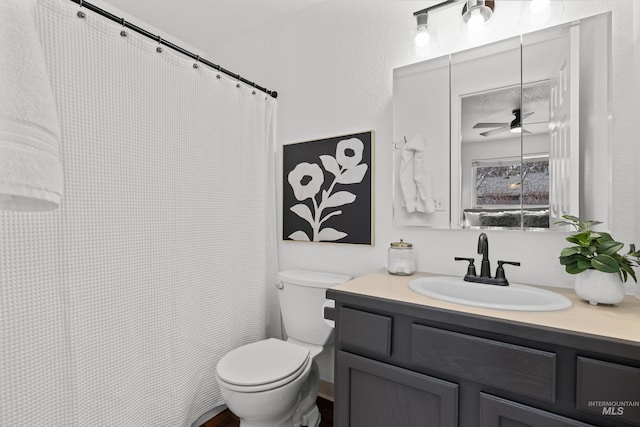 ensuite bathroom featuring toilet, a ceiling fan, ensuite bath, a shower with shower curtain, and vanity