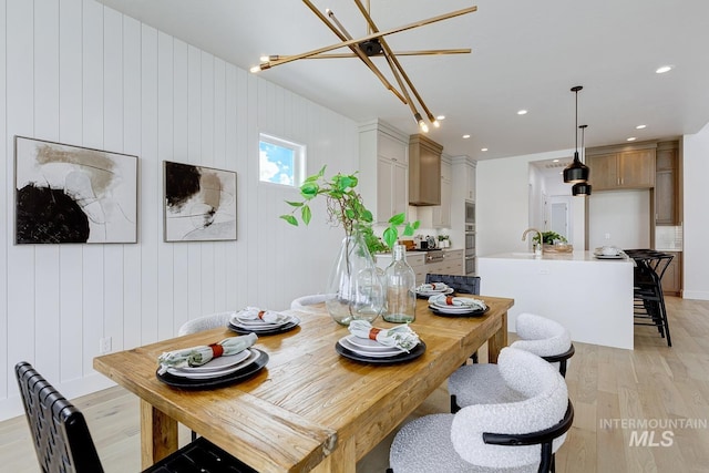 dining area featuring a chandelier, light wood-type flooring, and recessed lighting