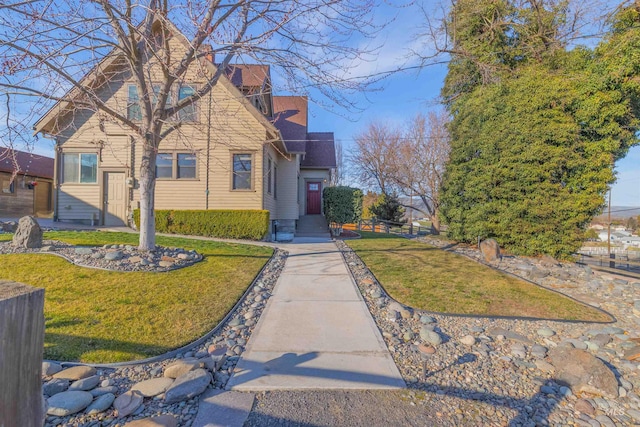 view of front of property featuring a front yard