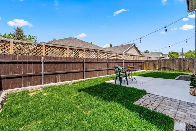 view of yard featuring a patio area