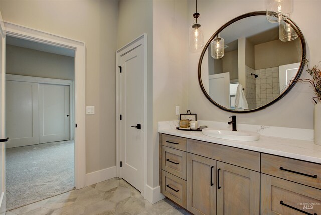 kitchen featuring light hardwood / wood-style floors, a large island, sink, decorative light fixtures, and backsplash