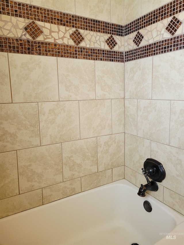 details featuring tiled shower / bath