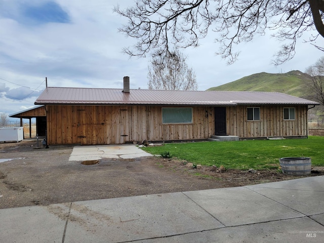 ranch-style house featuring a mountain view and a front yard