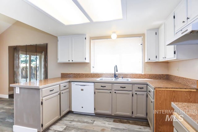 1120 SW 14th Ave, Ontario, OR 97914 - kitchen featuring dishwasher, a peninsula, under cabinet range hood, light countertops, and light wood finished floors