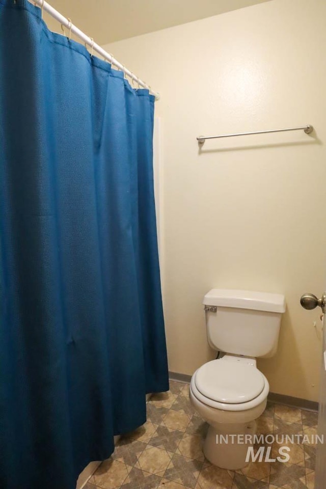 1120 SW 14th Ave, Ontario, OR 97914 - full bathroom featuring toilet and a shower with shower curtain