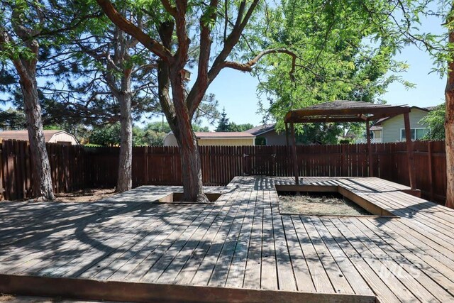1120 SW 14th Ave, Ontario, OR 97914 - wooden terrace with a fenced backyard