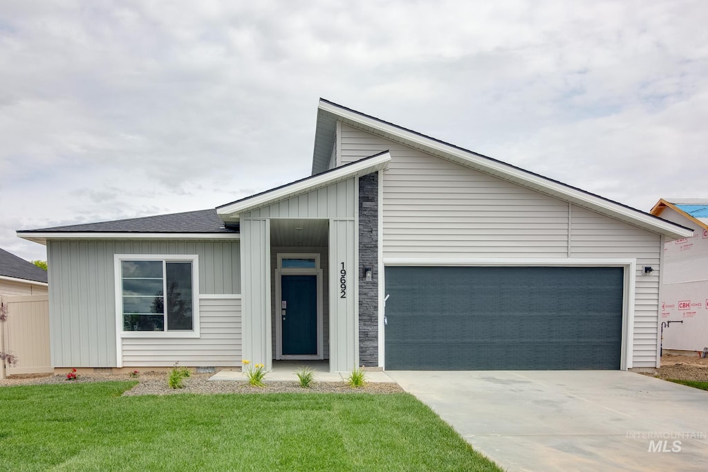 view of front facade with a garage and a front yard