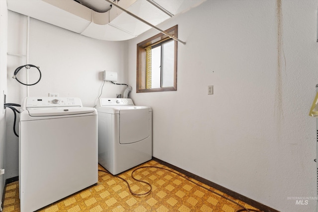 laundry room with light floors, baseboards, laundry area, ceiling fan, and independent washer and dryer