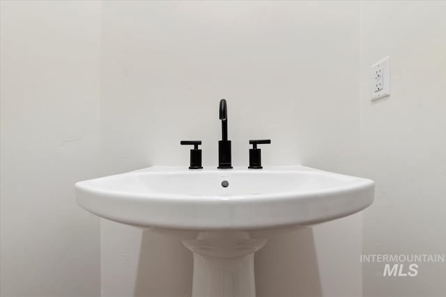 bathroom featuring a sink