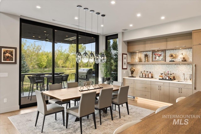 1865 E Lone Shore Ln, Eagle, ID 83616 - dining area with indoor wet bar, recessed lighting, and visible vents