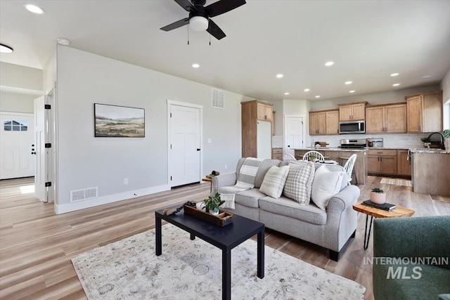living area featuring visible vents, ceiling fan, recessed lighting, and baseboards