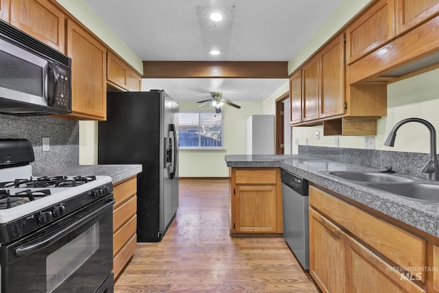 kitchen with sink, tasteful backsplash, light hardwood / wood-style flooring, ceiling fan, and black appliances