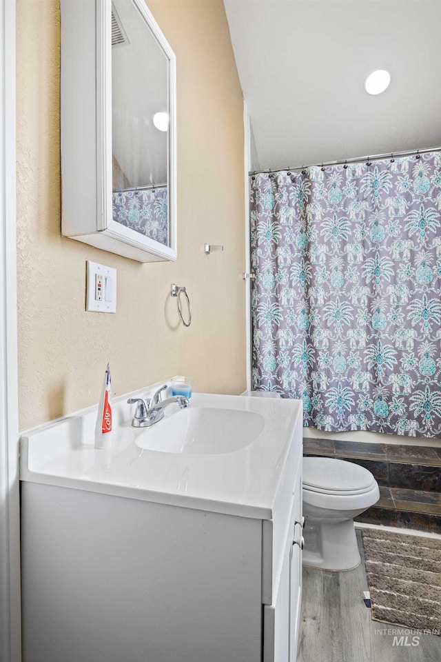 726 Wyoming St, Gooding, ID 83330 - bathroom featuring visible vents, toilet, wood finished floors, curtained shower, and vanity