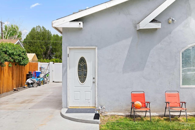 726 Wyoming St, Gooding, ID 83330 - property entrance featuring fence and stucco siding