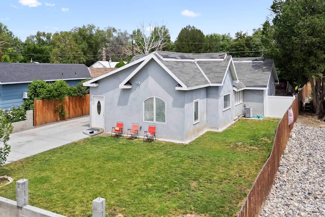 726 Wyoming St, Gooding, ID 83330 - single story home featuring a fenced backyard, a front yard, central AC, and stucco siding