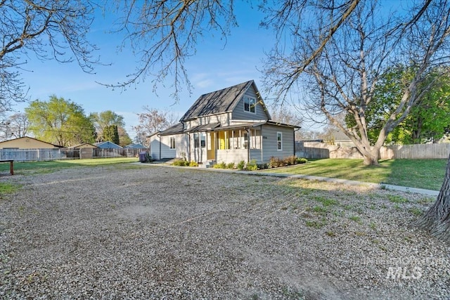 view of front of home featuring a fenced backyard and a front lawn