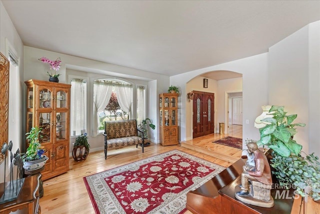 5130 N Lakemont Ln, Garden City, ID 83714 - foyer featuring arched walkways, light wood-type flooring, and baseboards